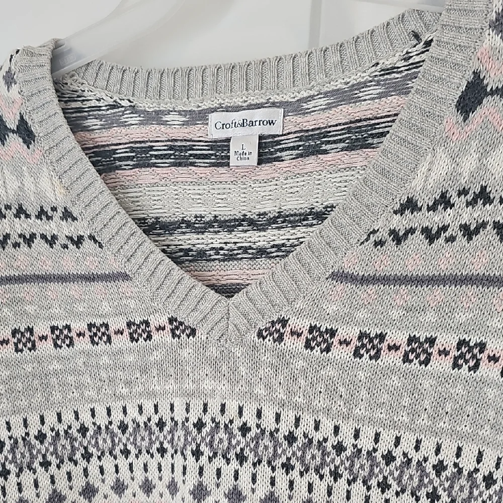 Croft & Barrow V-Neck Sweater in Gray and Pink - Picture 4 of 6